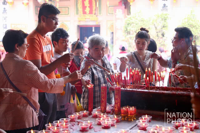 ชาวไทยเชื้อสายจีนไหว้สิ่งศักดิ์สิทธิ์เสริมดวงรับตรุษจีน