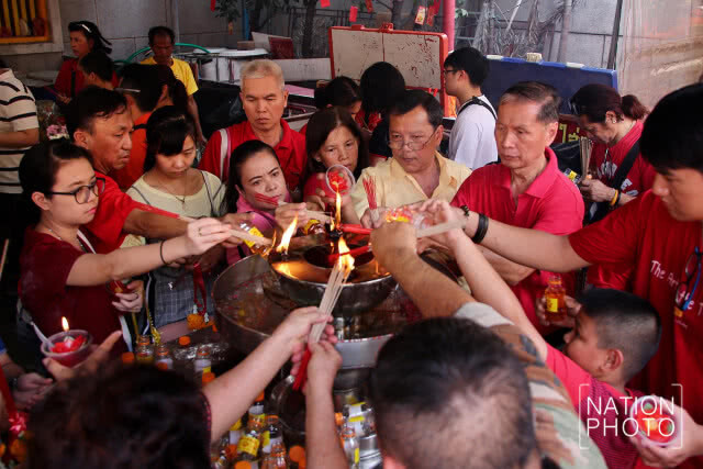 ชาวไทยเชื้อสายจีนไหว้สิ่งศักดิ์สิทธิ์เสริมดวงรับตรุษจีน