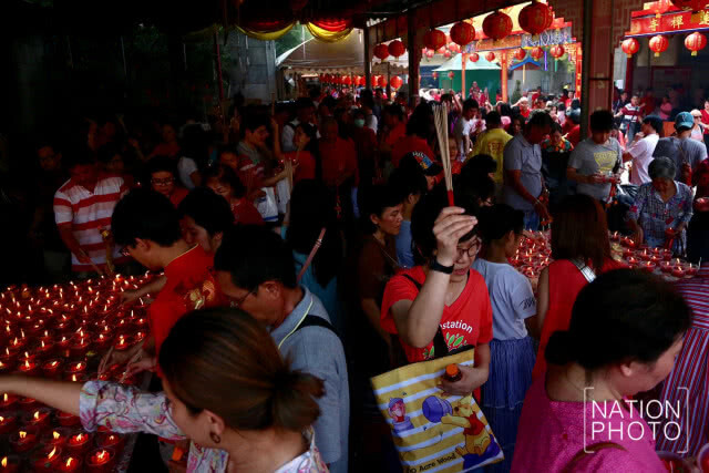 ชาวไทยเชื้อสายจีนไหว้สิ่งศักดิ์สิทธิ์เสริมดวงรับตรุษจีน