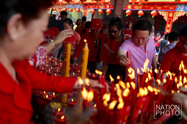 ชาวไทยเชื้อสายจีนไหว้สิ่งศักดิ์สิทธิ์เสริมดวงรับตรุษจีน