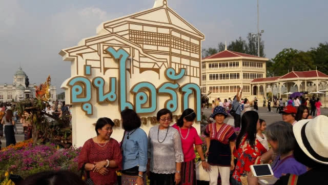 ชุดไทยสวยๆ งาน อุ่นไอรักฯ