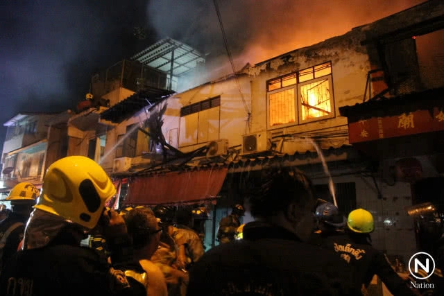 ไฟไหม้! ศาลเจ้าปึงเถ่ากง ย่านตรอกจันทร์ อาคารวอด 4 หลัง