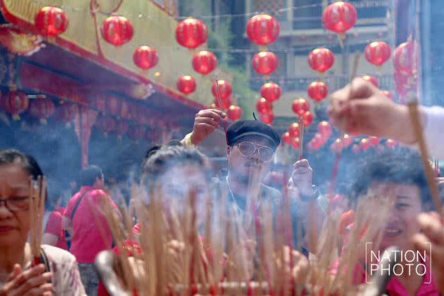 ชาวไทยเชื้อสายจีนไหว้สิ่งศักดิ์สิทธิ์เสริมดวงรับตรุษจีน
