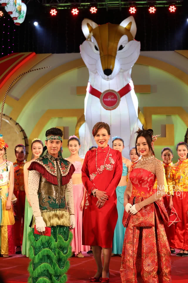 "ทูลกระหม่อมฯ" ทรงตีกลองเปิดงาน "สยาม ดีไลท์ ไชนิส นิวเยียร์"