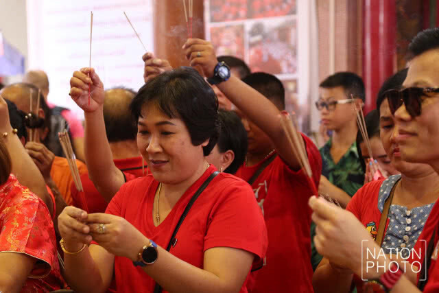 ชาวไทยเชื้อสายจีนไหว้สิ่งศักดิ์สิทธิ์เสริมดวงรับตรุษจีน