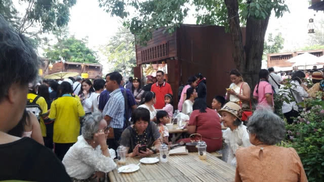 ชุดไทยสวยๆ งาน อุ่นไอรักฯ