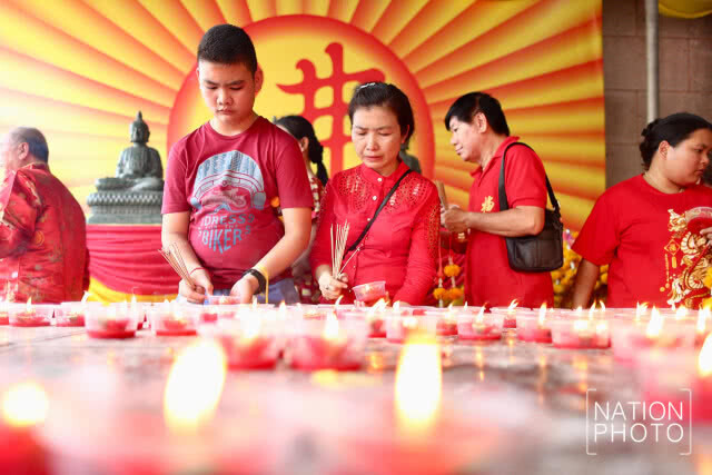 ชาวไทยเชื้อสายจีนไหว้สิ่งศักดิ์สิทธิ์เสริมดวงรับตรุษจีน