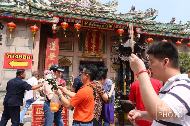 ชาวไทยเชื้อสายจีนไหว้สิ่งศักดิ์สิทธิ์เสริมดวงรับตรุษจีน