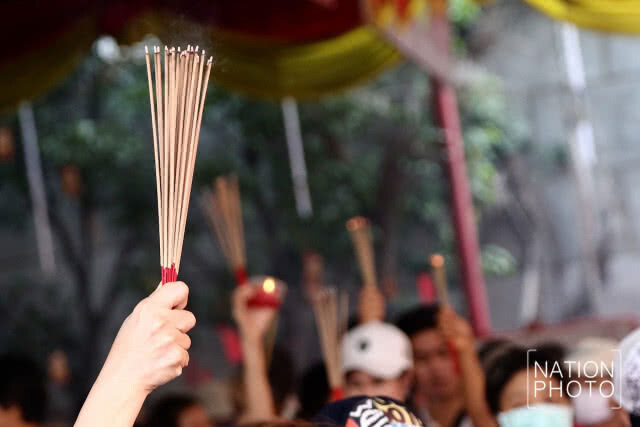ชาวไทยเชื้อสายจีนไหว้สิ่งศักดิ์สิทธิ์เสริมดวงรับตรุษจีน