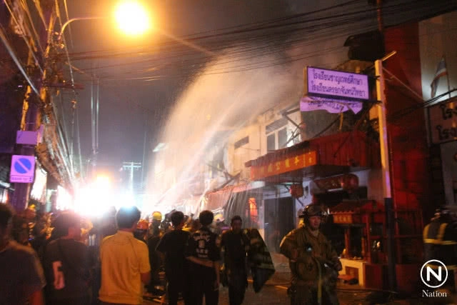 ไฟไหม้! ศาลเจ้าปึงเถ่ากง ย่านตรอกจันทร์ อาคารวอด 4 หลัง