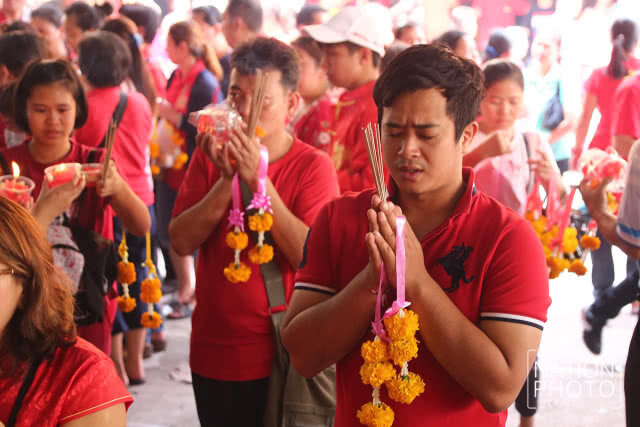 ชาวไทยเชื้อสายจีนไหว้สิ่งศักดิ์สิทธิ์เสริมดวงรับตรุษจีน