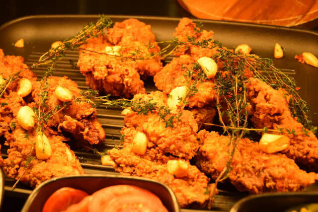 อร่อยปักหมุด :  บัฟเฟ่ต์มื้อค่ำวันเสาร์สุดชิค The Kitchen Table กับ W Dose Supper ณ W Hotel กรุงเทพฯ
