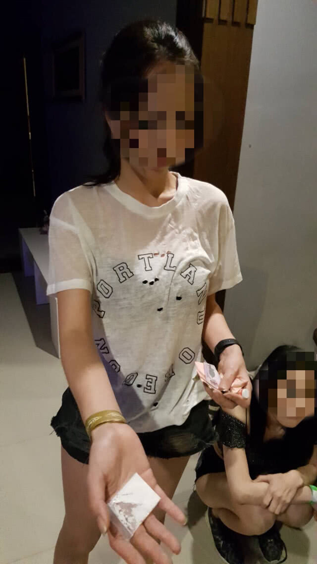 ตำรวจ สน.โชคชัย บุกทลายปาร์ตี้ยาอี รวบสาวมหาลัยฯ พร้อมเพื่อน เช่ารีสอร์ทอัพยา