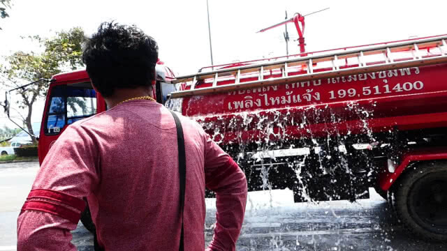 หวิดวอดหมด เพลิงไหม้กลางเมืองชุมพร