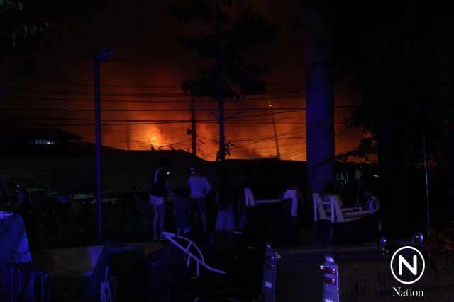 ไฟไหม้ชุมชนบ้านครัว ย่านพระราม 6 เผาวอด 8 หลัง