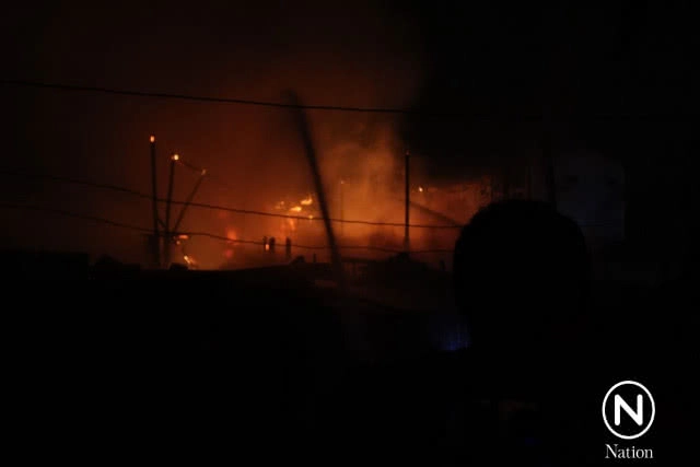 ไฟไหม้ชุมชนบ้านครัว ย่านพระราม 6 เผาวอด 8 หลัง