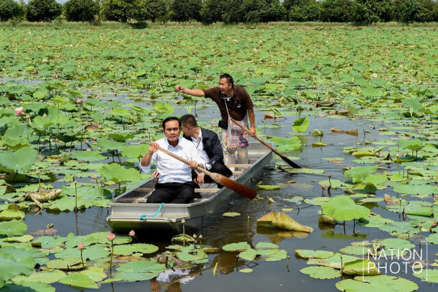 นายกฯ พายเรือ
ชมนาบัวที่ดินพระราชทาน