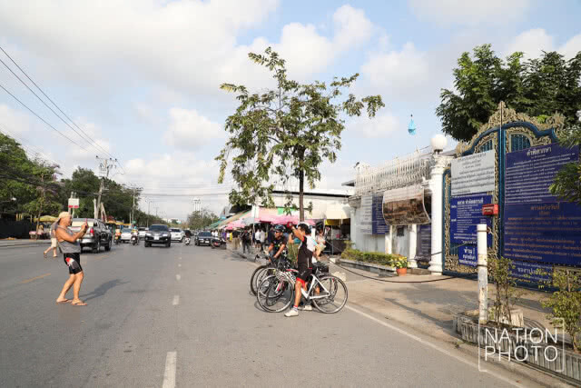ชาวบ้าน "เซลฟี่" หน้าบ้านป้าทุบรถ
