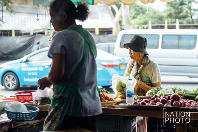 ตลาดเปิ้ลมาร์เก็ตเช้านี้ ยังคงมีผู้มาจับจ่ายใช้สอยตามปกติ(ภาพชุด)