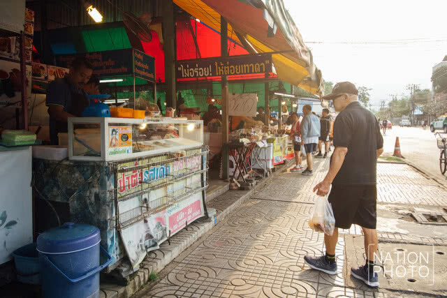ตลาดเปิ้ลมาร์เก็ตเช้านี้ ยังคงมีผู้มาจับจ่ายใช้สอยตามปกติ(ภาพชุด)