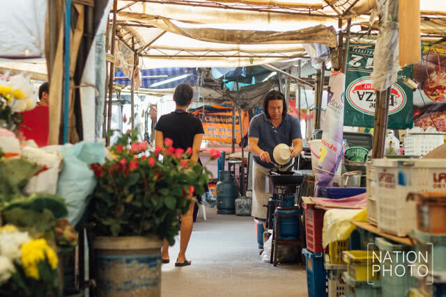 ตลาดเปิ้ลมาร์เก็ตเช้านี้ ยังคงมีผู้มาจับจ่ายใช้สอยตามปกติ(ภาพชุด)