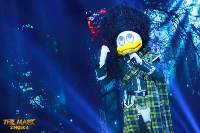 หน้ากากดอกกระหล่ำ   ถอดหน้ากากแล้ว