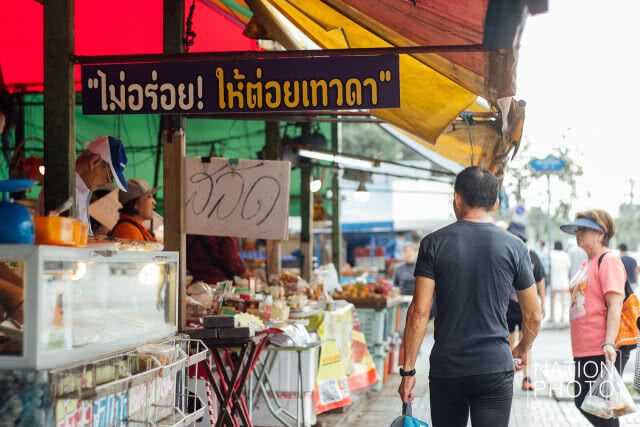 ตลาดเปิ้ลมาร์เก็ตเช้านี้ ยังคงมีผู้มาจับจ่ายใช้สอยตามปกติ(ภาพชุด)