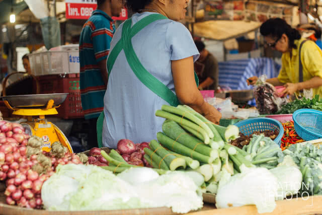 ตลาดเปิ้ลมาร์เก็ตเช้านี้ ยังคงมีผู้มาจับจ่ายใช้สอยตามปกติ(ภาพชุด)