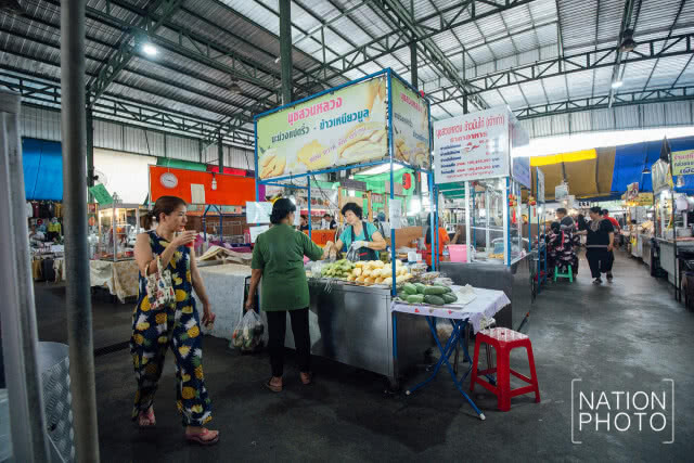 ตลาดเปิ้ลมาร์เก็ตเช้านี้ ยังคงมีผู้มาจับจ่ายใช้สอยตามปกติ(ภาพชุด)