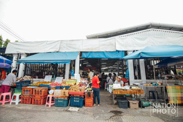 ตลาดเปิ้ลมาร์เก็ตเช้านี้ ยังคงมีผู้มาจับจ่ายใช้สอยตามปกติ(ภาพชุด)
