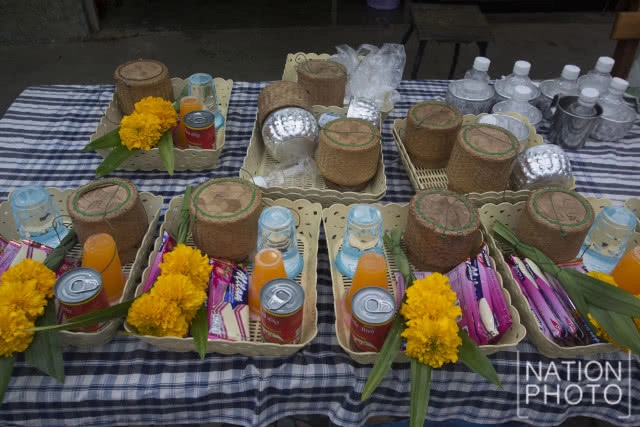 "การตักบาตรข้าวเหนียว" กิจกรรมไม่ควรพลาดยามเช้าที่เชียงคาน