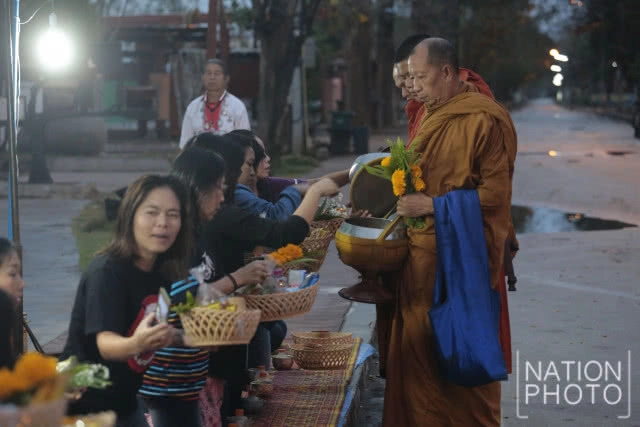 "การตักบาตรข้าวเหนียว" กิจกรรมไม่ควรพลาดยามเช้าที่เชียงคาน
