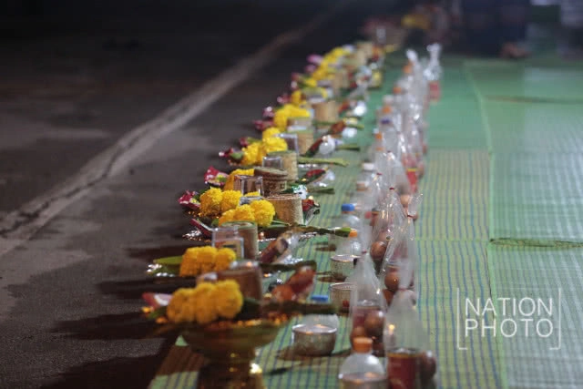 "การตักบาตรข้าวเหนียว" กิจกรรมไม่ควรพลาดยามเช้าที่เชียงคาน