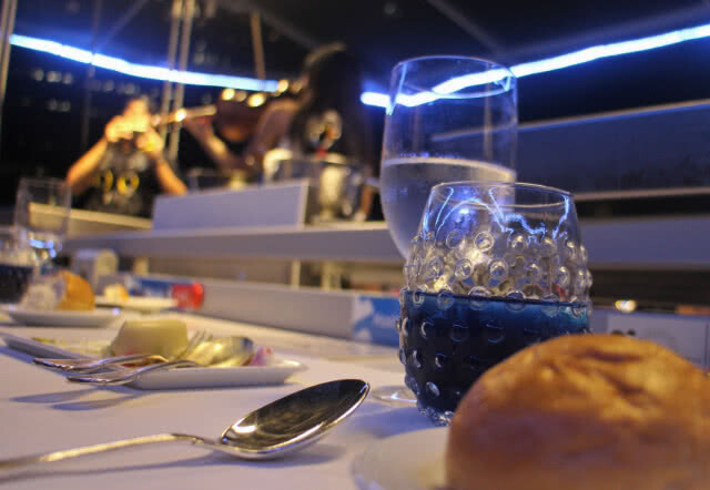 U can eat Meet กับปูน :: ทานอาหารหรูลอยฟ้าใจกลางเมือง Dinner in the sky