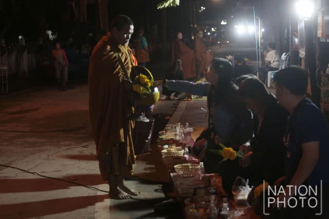 "การตักบาตรข้าวเหนียว" กิจกรรมไม่ควรพลาดยามเช้าที่เชียงคาน