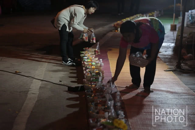 "การตักบาตรข้าวเหนียว" กิจกรรมไม่ควรพลาดยามเช้าที่เชียงคาน