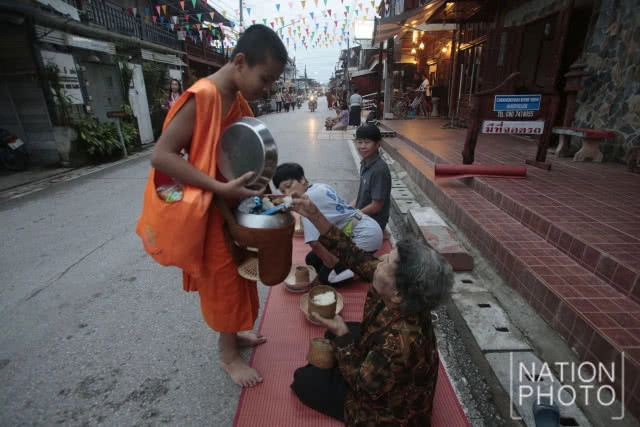 "การตักบาตรข้าวเหนียว" กิจกรรมไม่ควรพลาดยามเช้าที่เชียงคาน