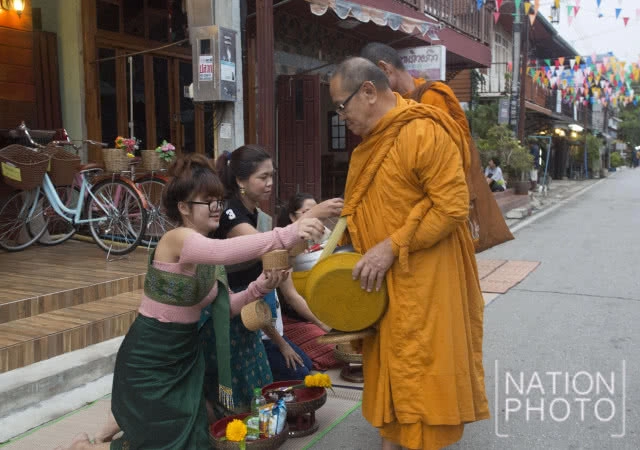 "การตักบาตรข้าวเหนียว" กิจกรรมไม่ควรพลาดยามเช้าที่เชียงคาน