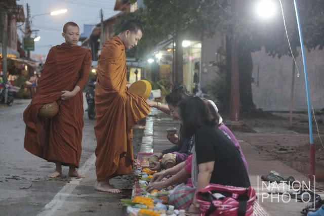 "การตักบาตรข้าวเหนียว" กิจกรรมไม่ควรพลาดยามเช้าที่เชียงคาน