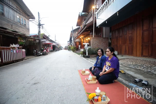 "การตักบาตรข้าวเหนียว" กิจกรรมไม่ควรพลาดยามเช้าที่เชียงคาน