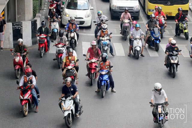 การใช้รถของคน กทม. ท่ามกลางฝุ่นละอองเกินเกณฑ์มาตรฐาน