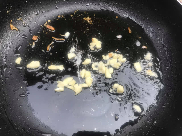 ครัวน้าคม : หมี่ผัดซอสแซ่บแซ่บหมูกรอบ เมนูดัดแปลงของไหว้ตรุษจีน