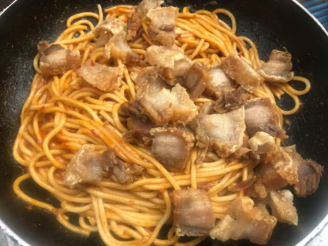 ครัวน้าคม : หมี่ผัดซอสแซ่บแซ่บหมูกรอบ เมนูดัดแปลงของไหว้ตรุษจีน