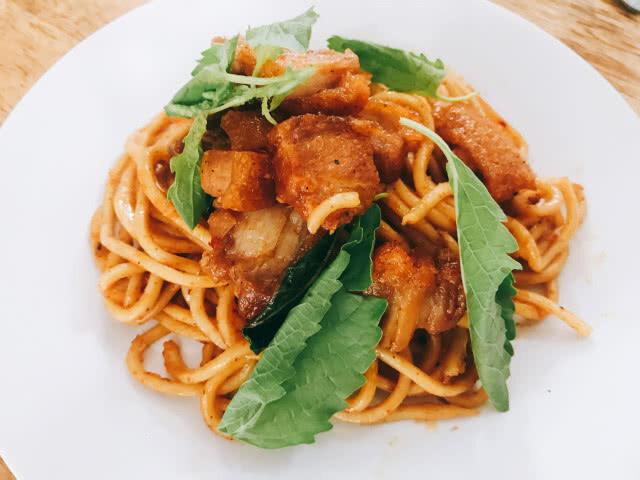 ครัวน้าคม : หมี่ผัดซอสแซ่บแซ่บหมูกรอบ เมนูดัดแปลงของไหว้ตรุษจีน