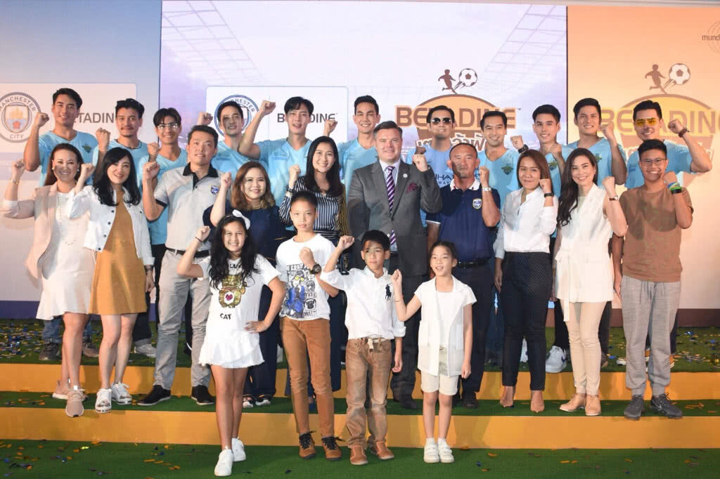เฟ้นนักเตะรุ่นจิ๋วเข้าแคมป์ฝึกกับโค้ชเรือใบสีฟ้า เฟ้นนักเตะรุ่นจิ๋วเข้าแคมป์ฝึกกับโค้ชเรือใบสีฟ้า