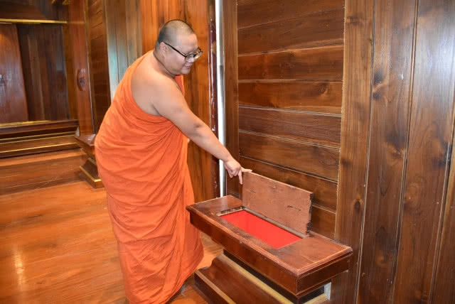 ตระการตา! แกะสลักพระพุทธรูป ตกแต่งด้วยกะลามะพร้าว กลางอุโบสถวัดนาโปร่ง