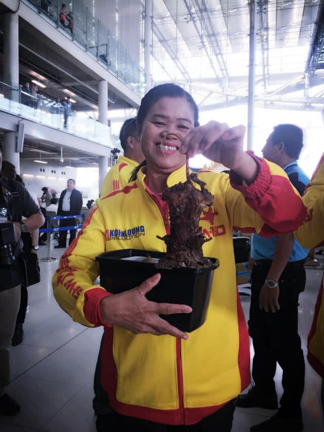 "ศรีสะเกษ" หอบเข็มขัดแชมป์กลับไทยแล้ว แม่เตรียมอาหารเด็ดรับลูกชาย