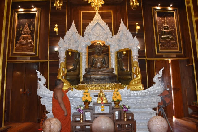 ตระการตา! แกะสลักพระพุทธรูป ตกแต่งด้วยกะลามะพร้าว กลางอุโบสถวัดนาโปร่ง