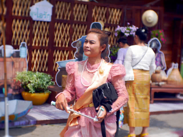ความงดงามของความเป็นไทย ไปกับงาน "อุ่นไอรัก คลายความหนาว"