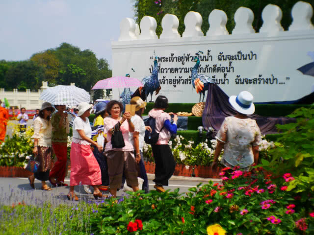 ความงดงามของความเป็นไทย ไปกับงาน "อุ่นไอรัก คลายความหนาว"